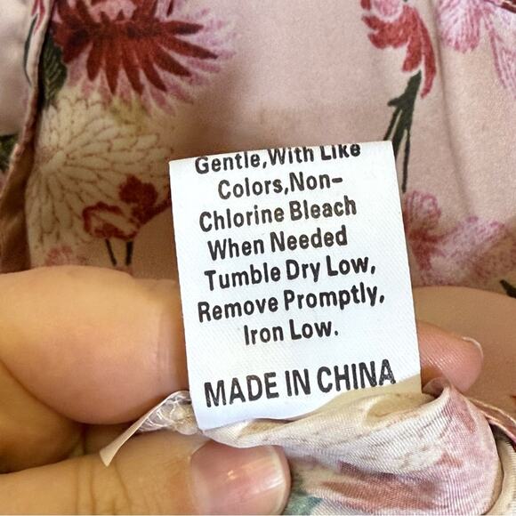 SHEIN, Floral Silky Long Sleeve Blouse. Size Medium. Good used condition! - Picture 6 of 7